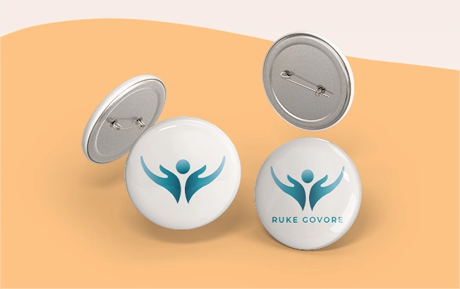 Ruke Govore logo on a mockup badge